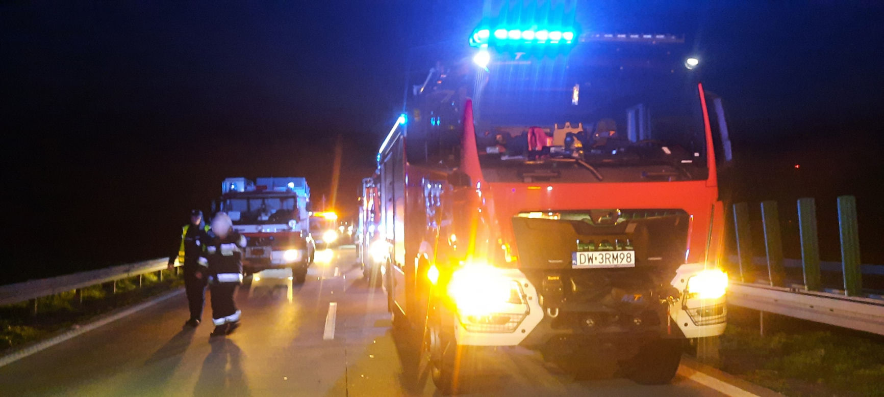 Bus wbił się w ciężarówkę na autostradzie 