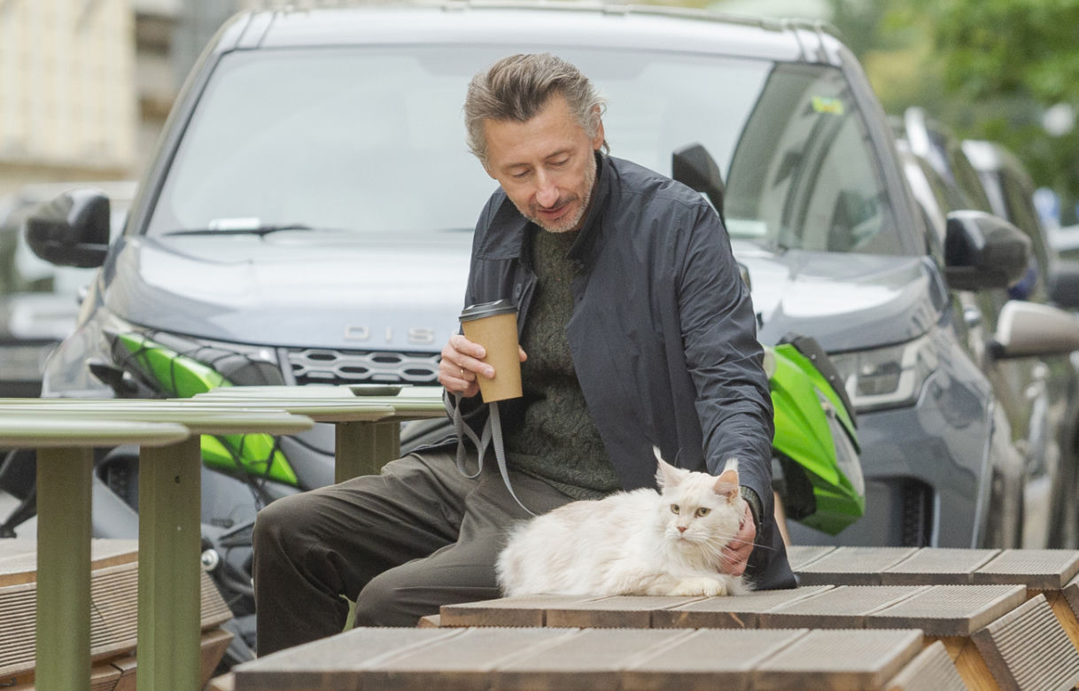 Poseł Lewicy Maciej Gdula wybrał się z kotem na spacer