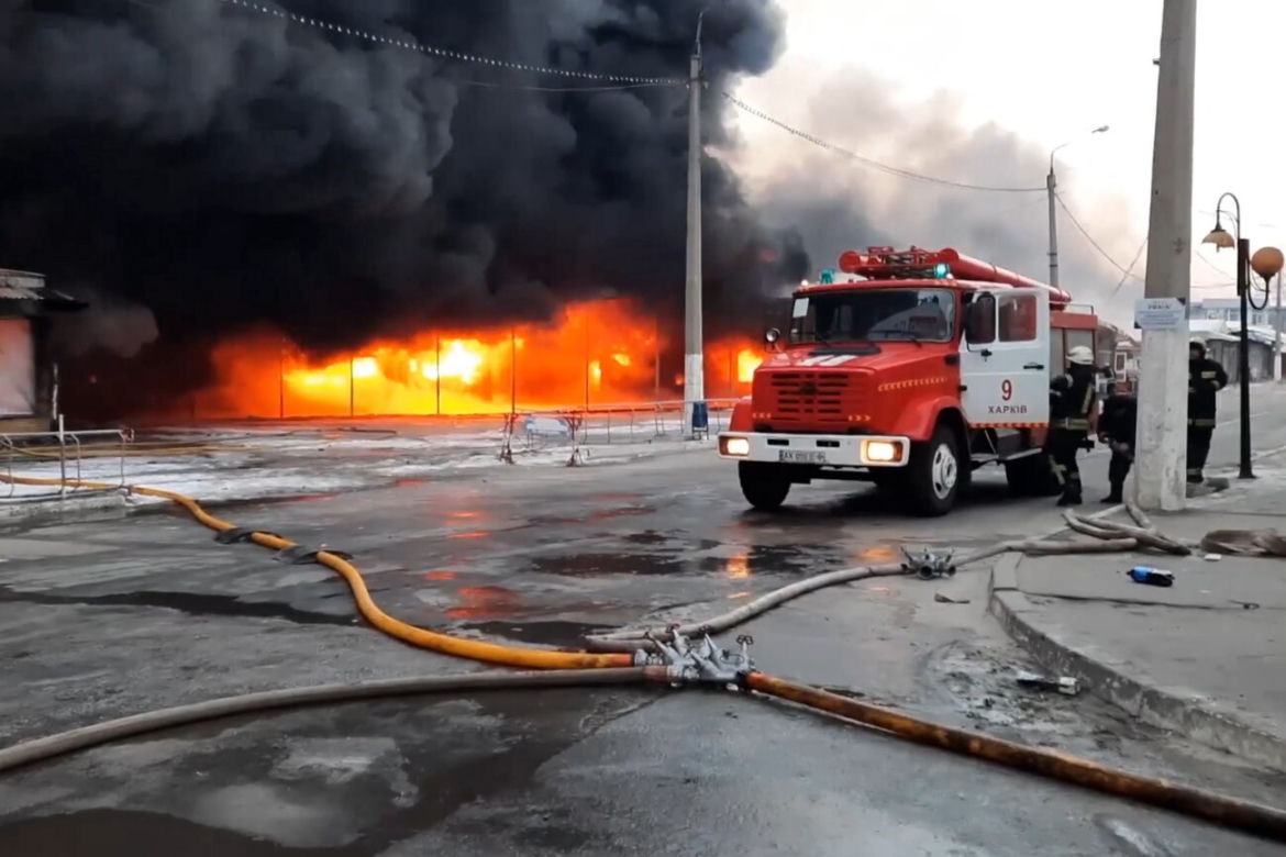 Charków: Gigantyczny pożar bazaru. Strażacy walczą z ogniem drugi dzień [ZDJĘCIA]