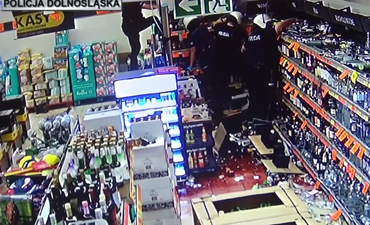 Wszedł na regał z alkoholem i rzucał butelkami