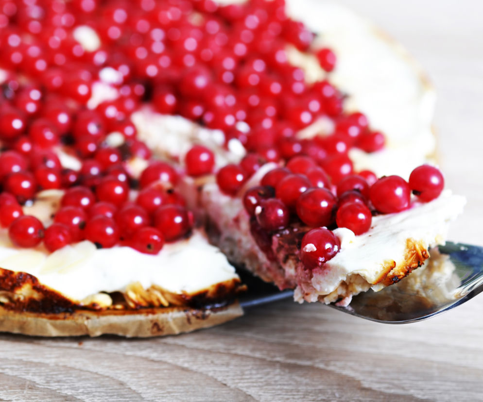tarta-z-czerwonymi-porzeczkami-przepis-na-letni-deser.jpg