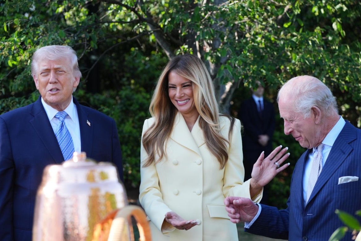 Król Karol i królowa Kamila u Trumpów. Melania dała im herbatę, a potem pokazała pasiekę w kształcie Białego Domu