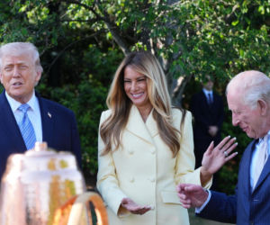 Król Karol i królowa Kamila u Trumpów. Melania dała im herbatę, a potem pokazała pasiekę w kształcie Białego Domu