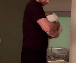 Ledwo przeciął pępowinę, już wirował z maluchem! Co za sceny na porodówce