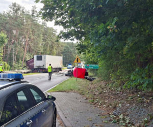 Śmiertelny wypadek w Stykowie na DK 42. Na miejscu zginął 23 letni mężczyzna
