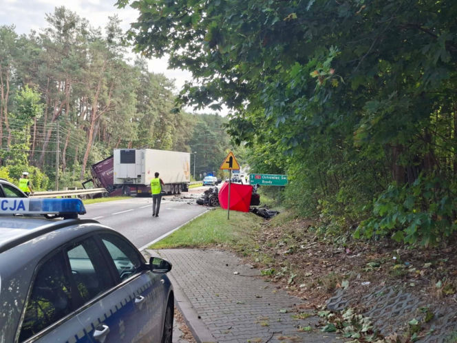 Śmiertelny wypadek w Stykowie na DK 42. Na miejscu zginął 23 letni mężczyzna