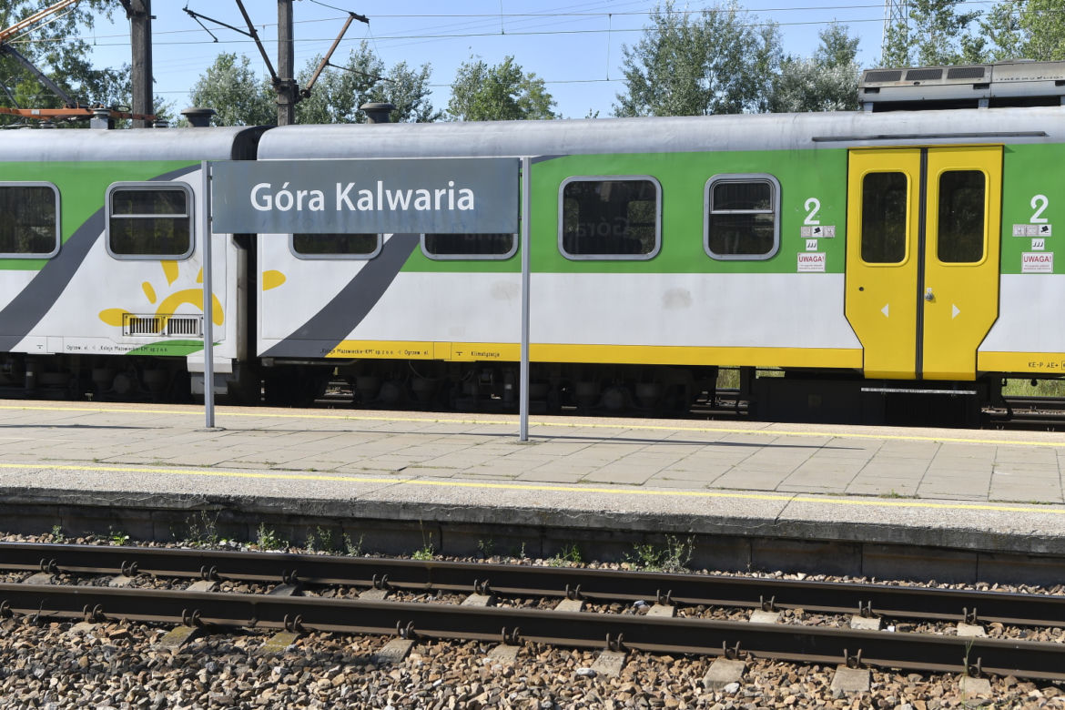Nowe pociągi nie zmieszczą się w peronie. Kolejarze usuwają połączenie z Warszawą 