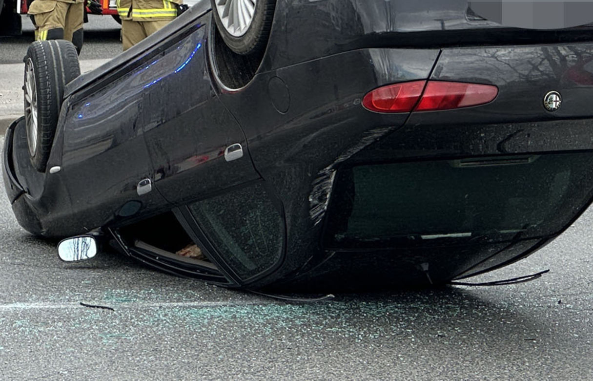 Potworne zderzenie na warszawskiej Pradze. Auto uderzyło w latarnię i sunęło po jezdni na dachu