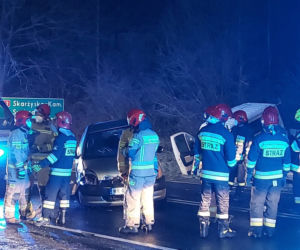 PILNE: Zablokowana droga nr 42. Zderzenie dwóch osobówek i dostawczego busa