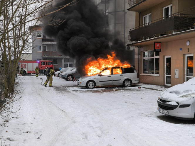 Pożar auta w Lesznie
