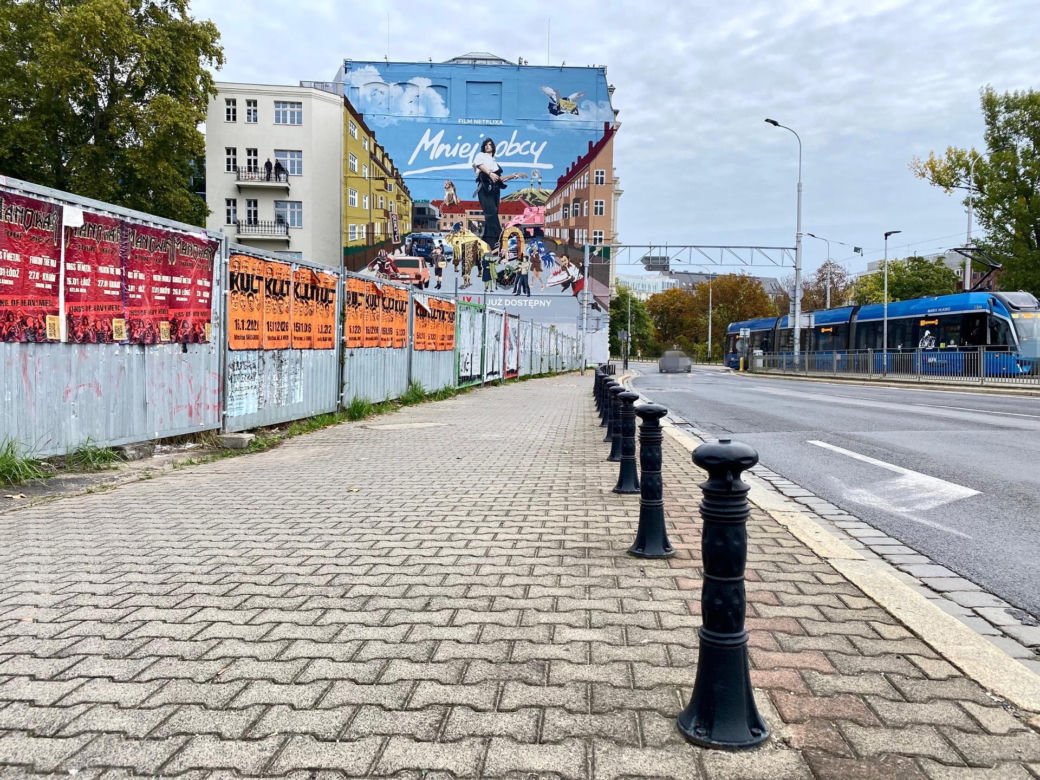 Wyjątkowy mural powstał we Wrocławiu! Wizualny hołd dla Jana Borysewicza z okazji sukcesu "Mniej obcego"