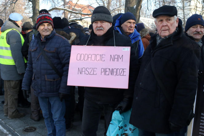 Protest mundurowych emerytów pod kancelarią premiera