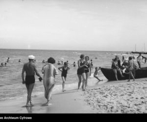 Jak dawniej wyglądało plażowanie? Te zdjęcia to prawdziwe perełki! [GALERIA]