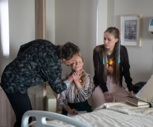 Na Wspólnej odc. 3163. Renata (Marta Jankowska), fotograf Roch (Piotr Łukawski), Daria (Patrycja Topajew)