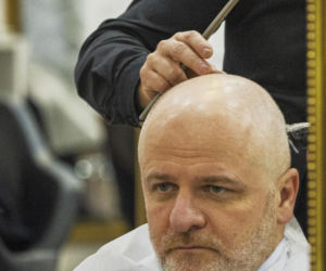 Paweł Kowal u fryzjera