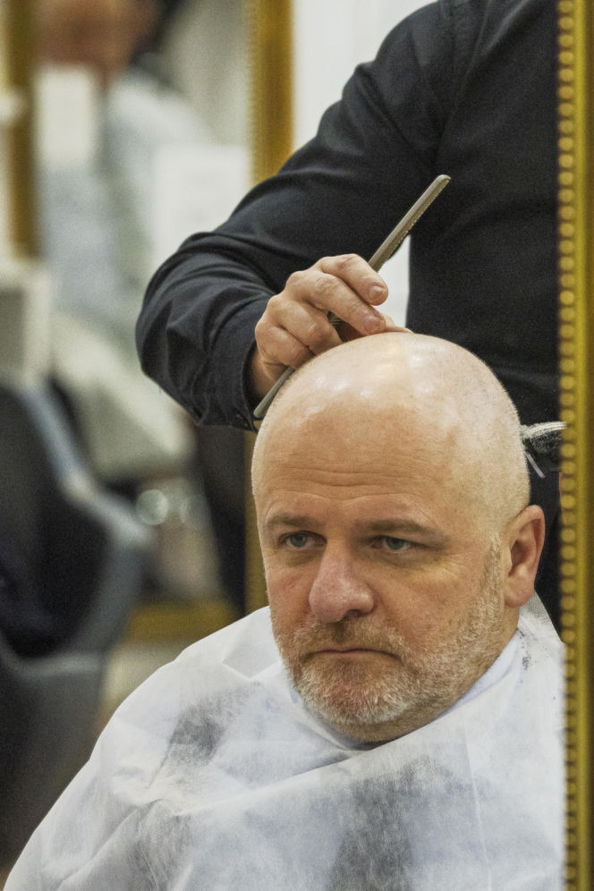 Paweł Kowal u fryzjera