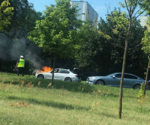 Płonący radiowóz na Szosie Lubickiej w Toruniu! [ZDJĘCIA]
