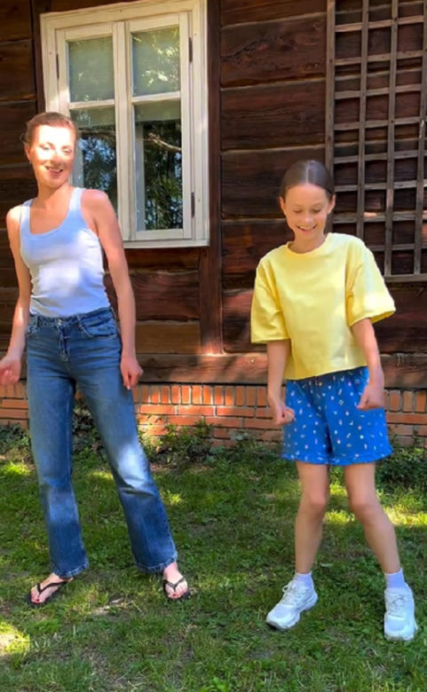 M jak miłość. Natalka (Dominika Suchecka), Hania (Wiktoria Basik)