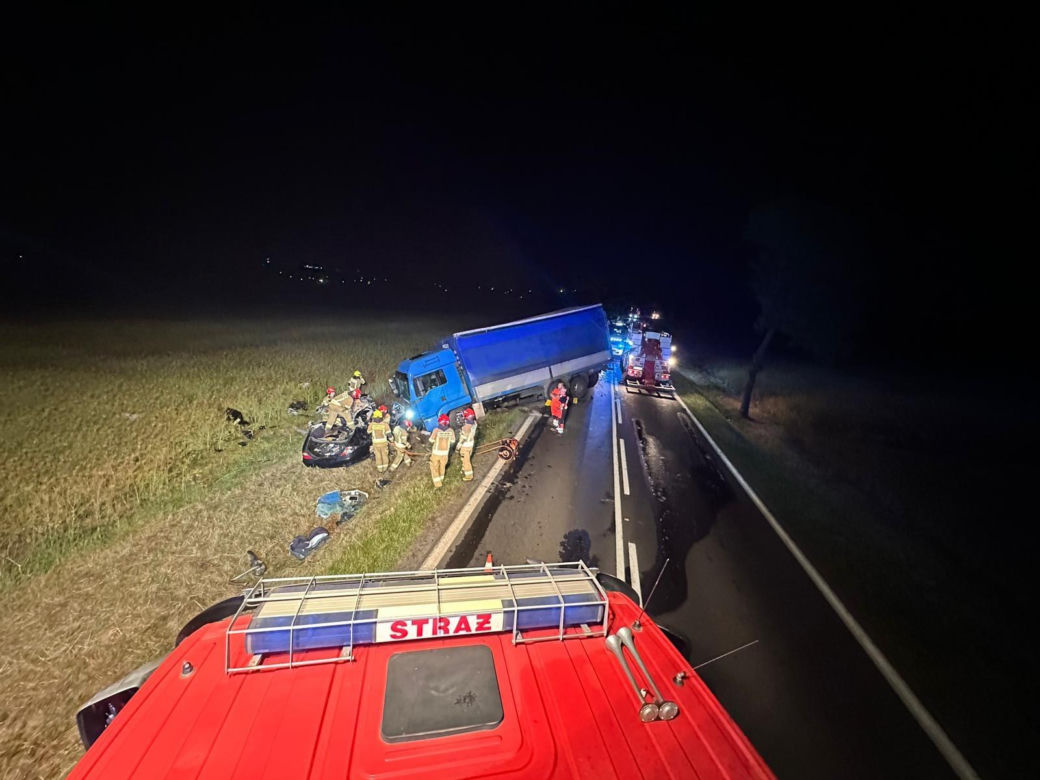Kierowca mercedesa wjechał pod ciężarówkę 