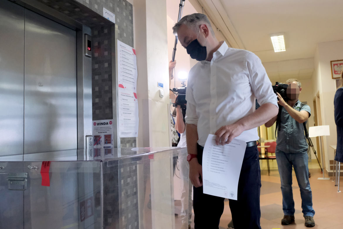 Wybory 2020 Robert Biedroń ze swoim partnerem Krzysztofem Śmiszkiem oddali głosy