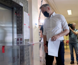 Wybory 2020 Robert Biedroń ze swoim partnerem Krzysztofem Śmiszkiem oddali głosy