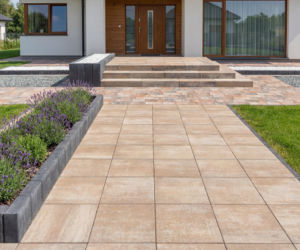 Płyty chodnikowe, palisady i stopnie schodowe, które sprawdzą się w strefie wejściowej