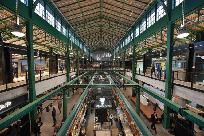 Hala Koszyki to jeden z przykładów udanej warszawskiej rewitalizacji w XXI wieku