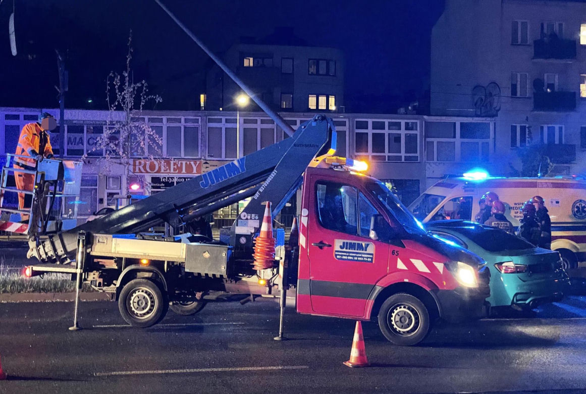 Nocna makabra na ulicach Warszawy. BMW ścięło latarnie. Egipskie ciemności na Grochowskiej