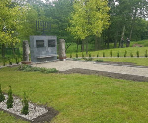 Dąbrowa Górnicza. OBRZYDLIWE zachowanie wandali na cmetarzu! Zobacz, co zrobili [ZDJĘCIA]
