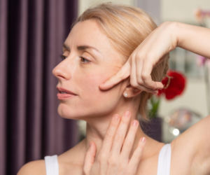 Zmarszczki mimiczne pojawiają się szybciej? Joga twarzy działa jak naturalny lifting