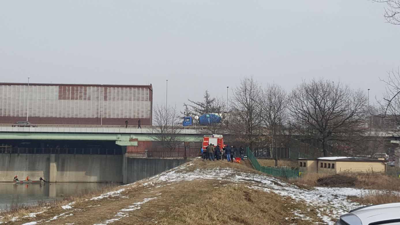 Kraków: Na Wiśle zauważono ciało mężczyzny. Trwa akcja służb [ZDJĘCIA]
