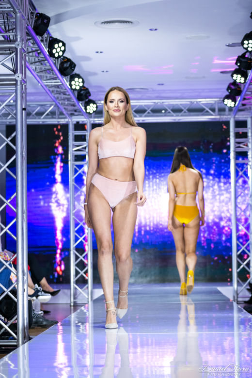 Miss Małopolski 2019. Pokaz mody w strojach kąpielowych
