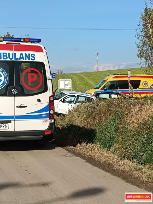 BMW zderzyło się z peugeotem. Widok jest przerażający, są poszkodowani