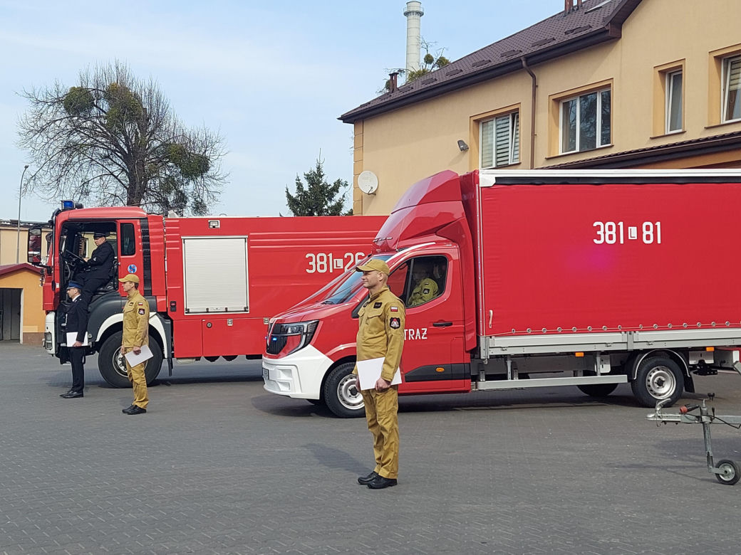 Przekazanie sprzętu strażakom