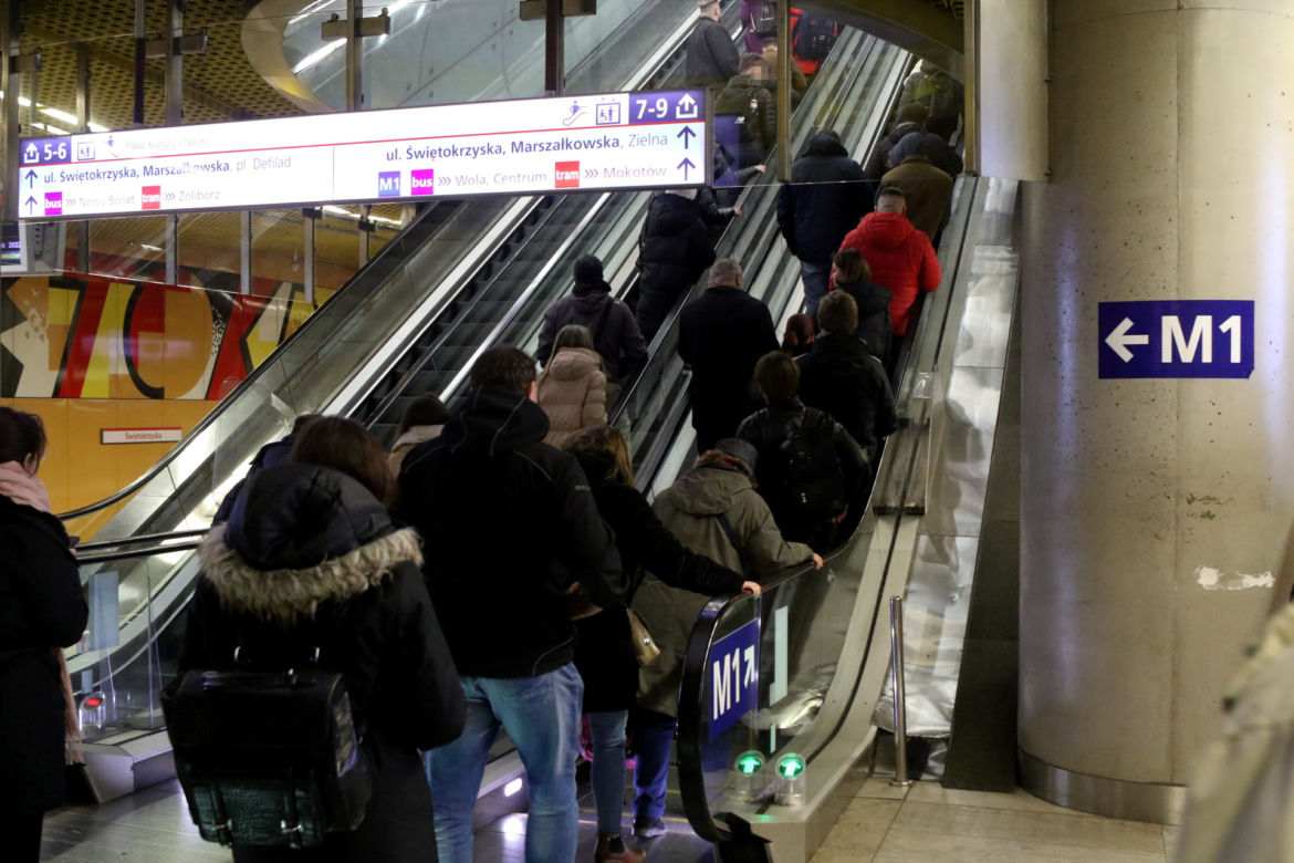 Nowe oznaczenia i tłok w metrze Świętokrzyska