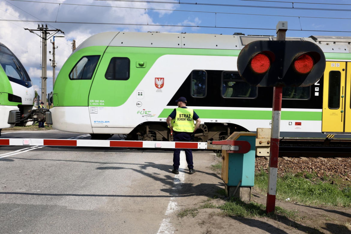 Kierowcy łamią przepisy, więc PKP chciało zamknąć rogatki w Ołtarzewie. Nie wyszło! 