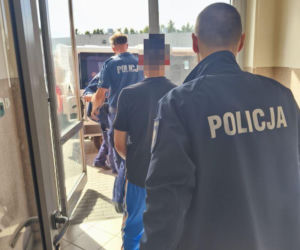 Policjanci błyskawicznie wpadli na jego trop, odzyskali skradzione pieniądze i doprowadzili do aresztowania podejrzanego