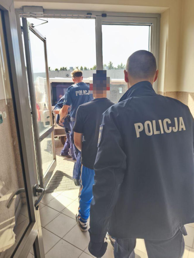 Policjanci błyskawicznie wpadli na jego trop, odzyskali skradzione pieniądze i doprowadzili do aresztowania podejrzanego