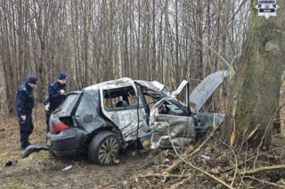 26- i 25-latek nie żyją! Ich volkswagen roztrzaskał się o drzewo. Śmiertelny wypadek w Rybniku [ZDJĘCIA]