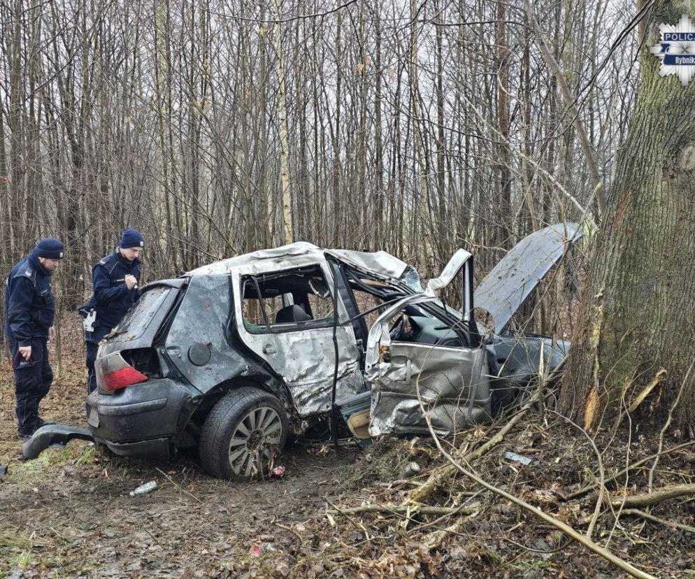 26- i 25-latek nie żyją! Ich volkswagen roztrzaskał się o drzewo. Śmiertelny wypadek w Rybniku [ZDJĘCIA]