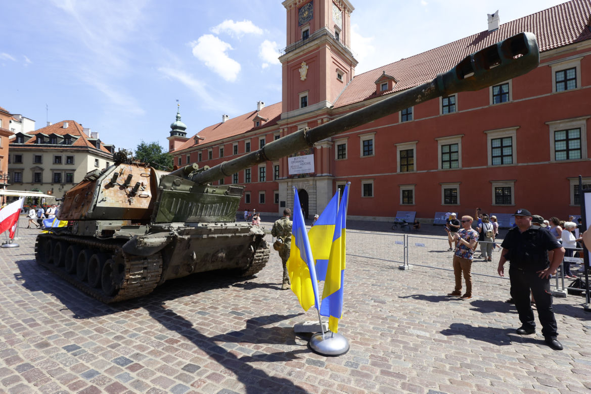 Rosyjskie czołgi w Warszawie! Pancerne bestie straszą na Placu Zamkowym