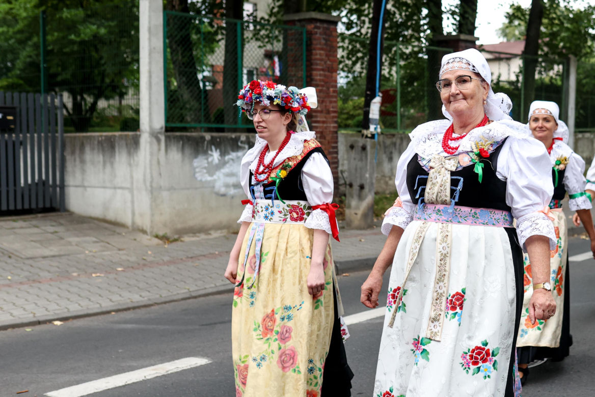 Korowód dożynkowy w Kostuchnie