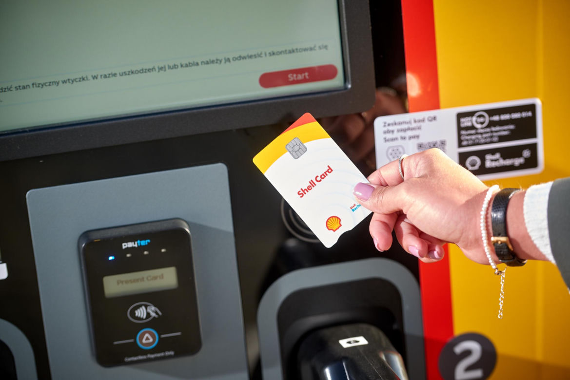 Ładowanie samochodu elektrycznego 