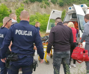 Policjanci z Myślenic i Bochni uratowali pechowego motocyklistę. Przeleżał w rowie pięć dni