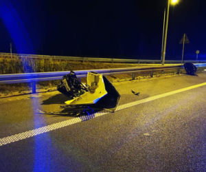 Z całym impetem wjechał w tył ciężarówki. NIE ŻYJE pasażer. Nocna makabra na S5 pod Śmiglem