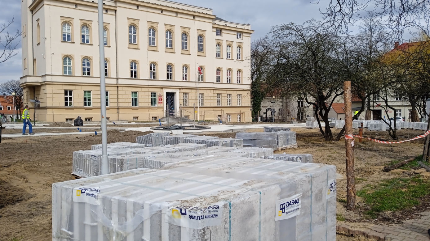 Modernizacja placu Słowiańskiego w Zielonej Górze. Jak przebiegają prace?