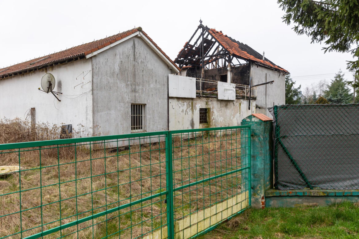Opuszczony dom po tragedii 
