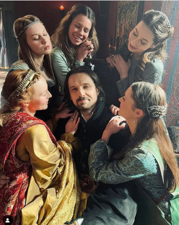 Korona królów Jagiellonowie na planie. Władysław Jagiełło (Sebastian Skoczeń), dwórka (Maria Wieczorek)