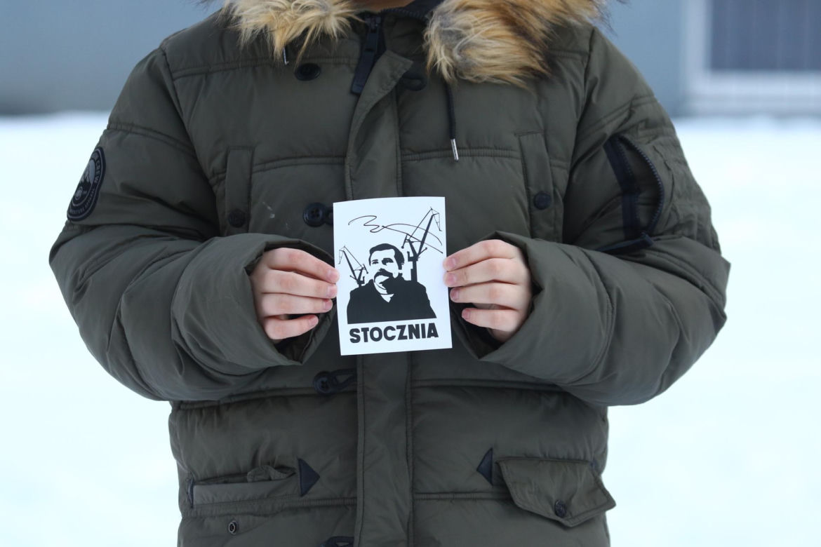 Lech Wałęsa rozdaje autografy