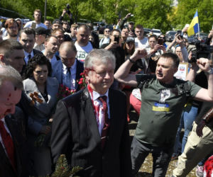 Ambasador Rosji Siergiej Andriew oblany sokiem z buraka przez aktywistów w 2022r.